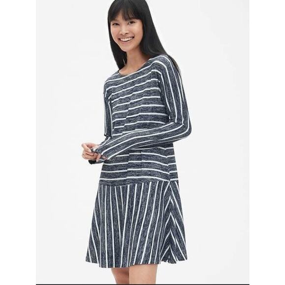 Gap Women's Dress Softspun Stripe Flounce T-Shirt Size XS Navy Blue - Picture 1 of 9